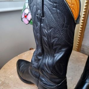 Men's size 6.5 (or woman's size 8.5) Nocona cowboy boots